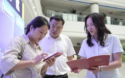 “有没有什么热线电话，可以让我表扬你们啊？”