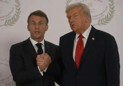 特朗普再现“掰腕”式握手，“硬控”马克龙达26秒
