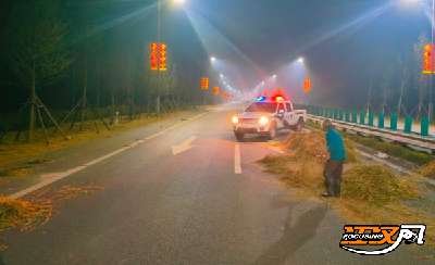 丰收季别忘安全！ 松滋交警深夜清理占道晒粮护平安