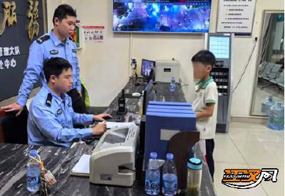 警灯暖人心 守护回家路！松滋交警一晚内暖心救助三名走失儿童 