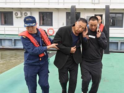 荆州海事局沙市处及时救援生病船员受赞誉