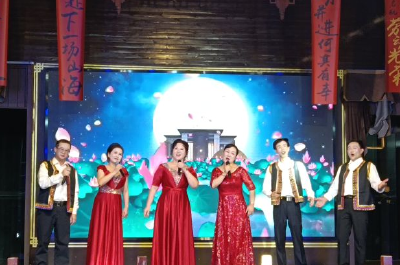 喜迎国庆歌飞扬 古城月华话团圆 2025荆州民间文艺展演走进荆街