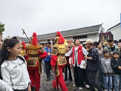 荆州区西城街道“贴心向导”：让游客出行超顺心  