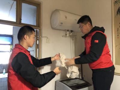 孝亲敬老！沙市城管携手社区为独居老人清洁家园