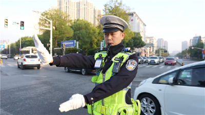 荆州：哨音手势保畅通  交警护航暖民心
