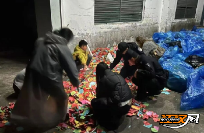 两万元金项链“蹦”丢了，荆州民警深夜翻3吨垃圾找回