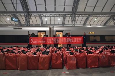 湖北开通首趟货运高铁：4.5小时，直达广州