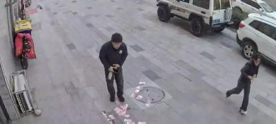 男子从银行刚取的5万元现金被大风刮走，最远的飞到200米外，邻居帮忙捡回一分不少
