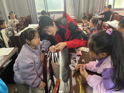 荆州区：墨香润童心 巧手筑成长 马山镇开展文明实践文艺志愿服务活动