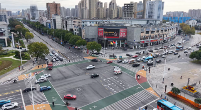 荆州路口“三色导流”上线！