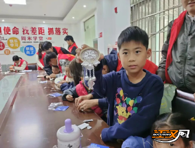 “爱心托管班”点亮孩子多彩周末