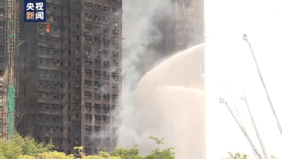 习近平向香港新界大埔区住宅楼重大火灾事故遇难人员和殉职的消防员表示哀悼 对遇难者家属和受灾人员表示慰问 要求全力以赴扑灭火灾 努力把火灾伤亡损失降到最低