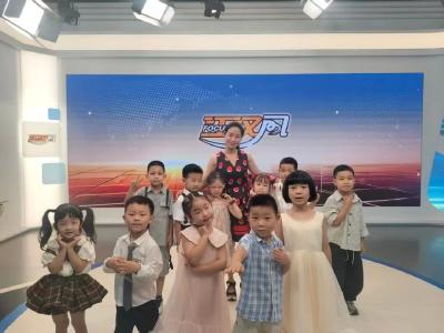 萌新主播已就位！这届“10后”播报新闻气场两米八