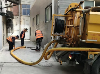 从“被动应对”到“主动守护”：沙市城管精准疏通保公厕畅通