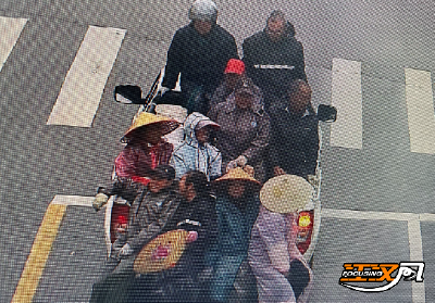 皮卡后车厢塞进11人！松滋交警紧急拦截除隐患