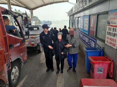 长航公安荆州派出所民警救助跳江老人