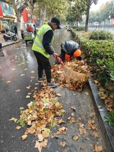 环卫工人逆风保畅通：沙市区城管连夜开展清扫行动