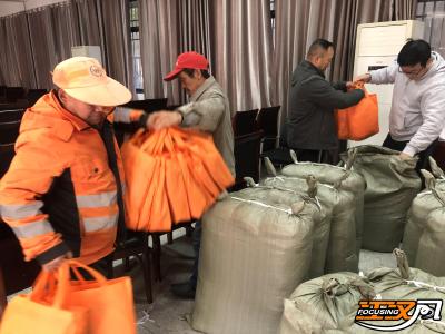 风雨守护！沙市城管为1260名环卫工换上新式安全雨衣