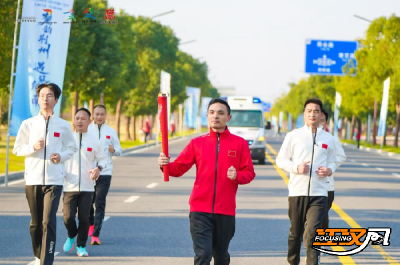 荆州快递小哥当选全民健身跑火炬手