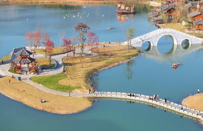 一湖碧水映金月