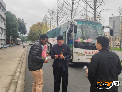 为爱挽袖！长江大学两位留学生热心献血