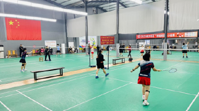 153名好手挥拍角逐！沙市区“羽冠摇篮”羽毛球联赛小组赛第二场燃情开赛