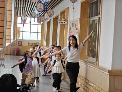 荆州松滋：上亿流量背后的乡村温暖！“园长妈妈”用抖音点亮“留守童年”​