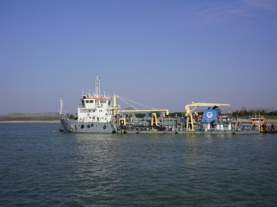 助力破解“险在荆江”困局  荆州航道精准护航荆江二期疏浚工程