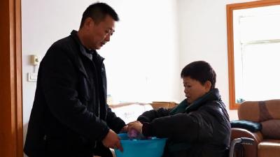 妻子瘫痪后，他当“她的双腿”近三十年