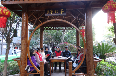 沙市区红门路社区：绿叶书香润民心 凉亭倡廉传党音