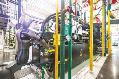 湖北日报关注 | “美罗”机器人进厂“打工”  美的荆州工厂10秒下线一台洗衣机