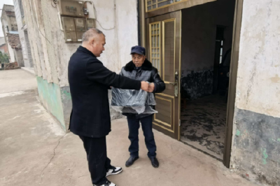 荆州发放7989件冬春救助物资 受灾群众暖身更暖心