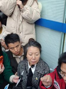 “成都女子家门口遇害案”一审判处被告人死刑，缓期二年执行