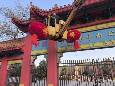 白天邂逅树洞“精灵”，入夜脚下绽放“光影烟花”！ 中山公园“科技+年味”喜迎趣味元旦