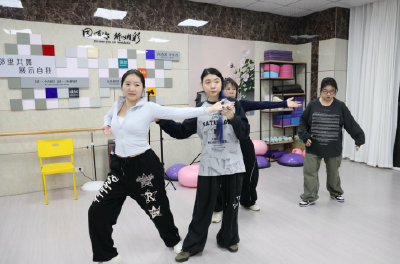 沙市区凤台社区青年夜校公益舞蹈课开课 展示青春活力