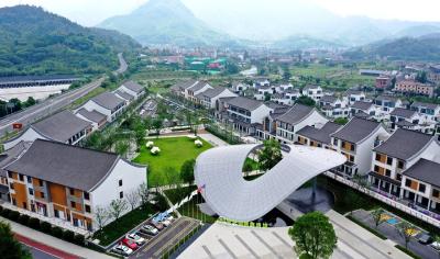 绿水青山带笑颜