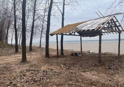 江陵河道分局及时拆除长江外滩违建棚屋