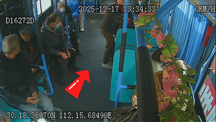 荆州49路公交车上演“生命接力”！