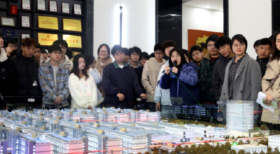 播下兴业荆州的种子 ——“楚楚就业•荆彩‘企’航”荆州高校学子荆企一日行活动侧记