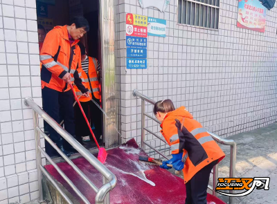 致敬！城市“角落”的守护者——城管通讯员记录公厕管理员故事