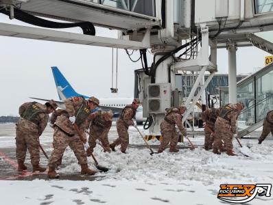 迎战低温雨雪天气 | 民兵应急分队驰援荆州沙市机场清雪除冰