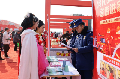 年货市集守平安 消防护航暖新春