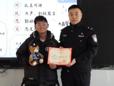 公安一初中生拾“机”不昧 民警送“奖”到学校
