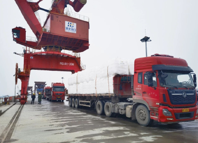 洪湖港迎来“吨袋首单”  新货种预计年增吞吐量20万吨