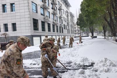迎战低温雨雪天气 | 荆州区人武部组织基干民兵鏖战冰雪为群众保驾护航 