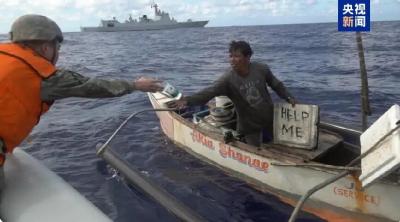中国海警紧急救援菲律宾籍落水船员