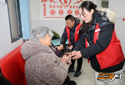 粥香暖腊八 沙市区凤台社区暖心送粥传递冬日温情