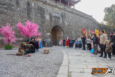 “穿越”三国当上“戏中人” ！荆州古城上演实景短剧《三国英雄路》