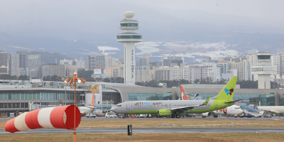 一客机在韩国济州岛起飞前冒烟 乘客被紧急疏散