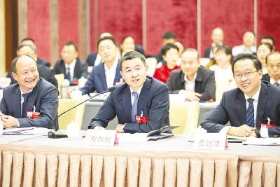 湖北日报2版“两会影像”专栏刊发省人大代表商春利发言图片